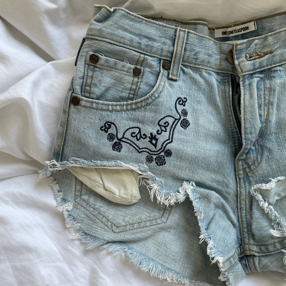 ONE TEASPOON *VINTAGE* embroidered denim shorts